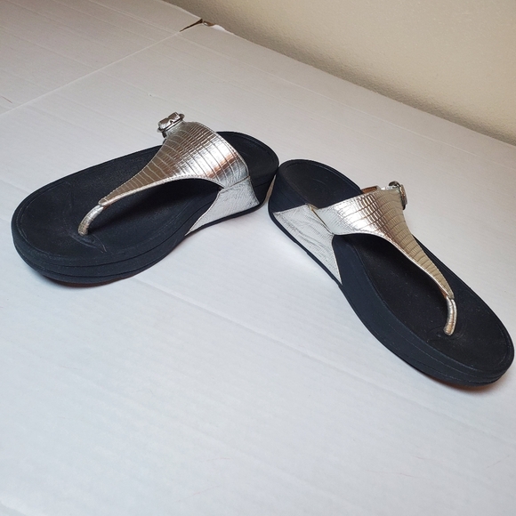 FitFlop The Shiny Silver Reptile Thong Flip Flops Sandals 350-011 Womens SZ 7 - Picture 3 of 9
